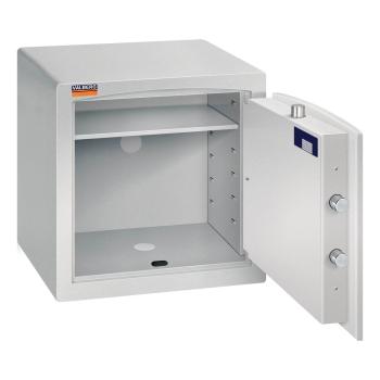 Preview: Lichtgrauer Möbeltresor mit geöffneter Tür. Sichtbare Türverriegelung und ein Zertifikat innen. Leer, mit einem Fachboden. Vor weißem Hintergrund.